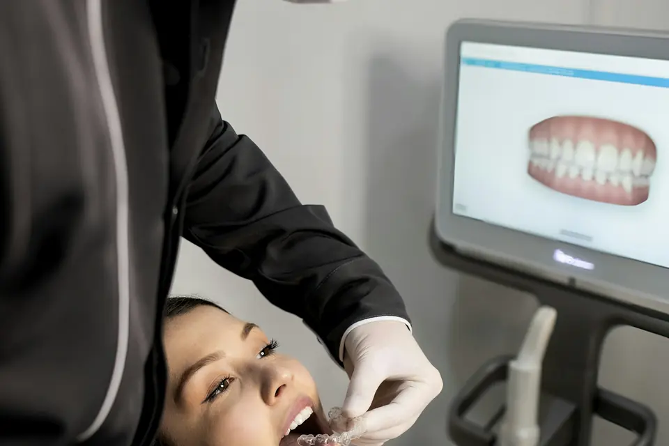 Dentista atendiendo a una paciente en la consulta