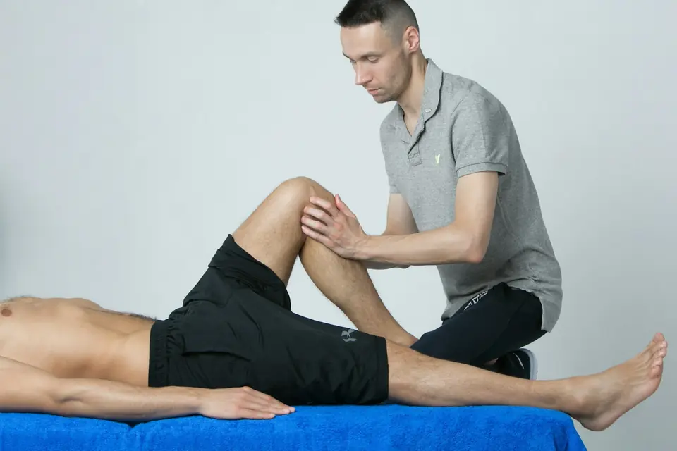 Fisioterapeuta tratando la rodilla de un paciente