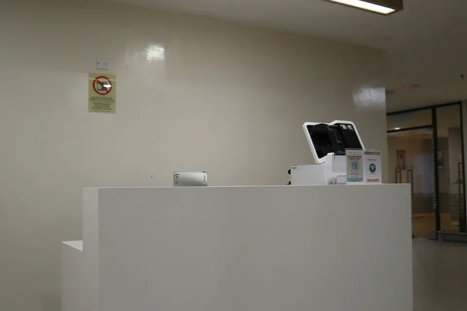 Mostrador de recepción de una clínica moderna